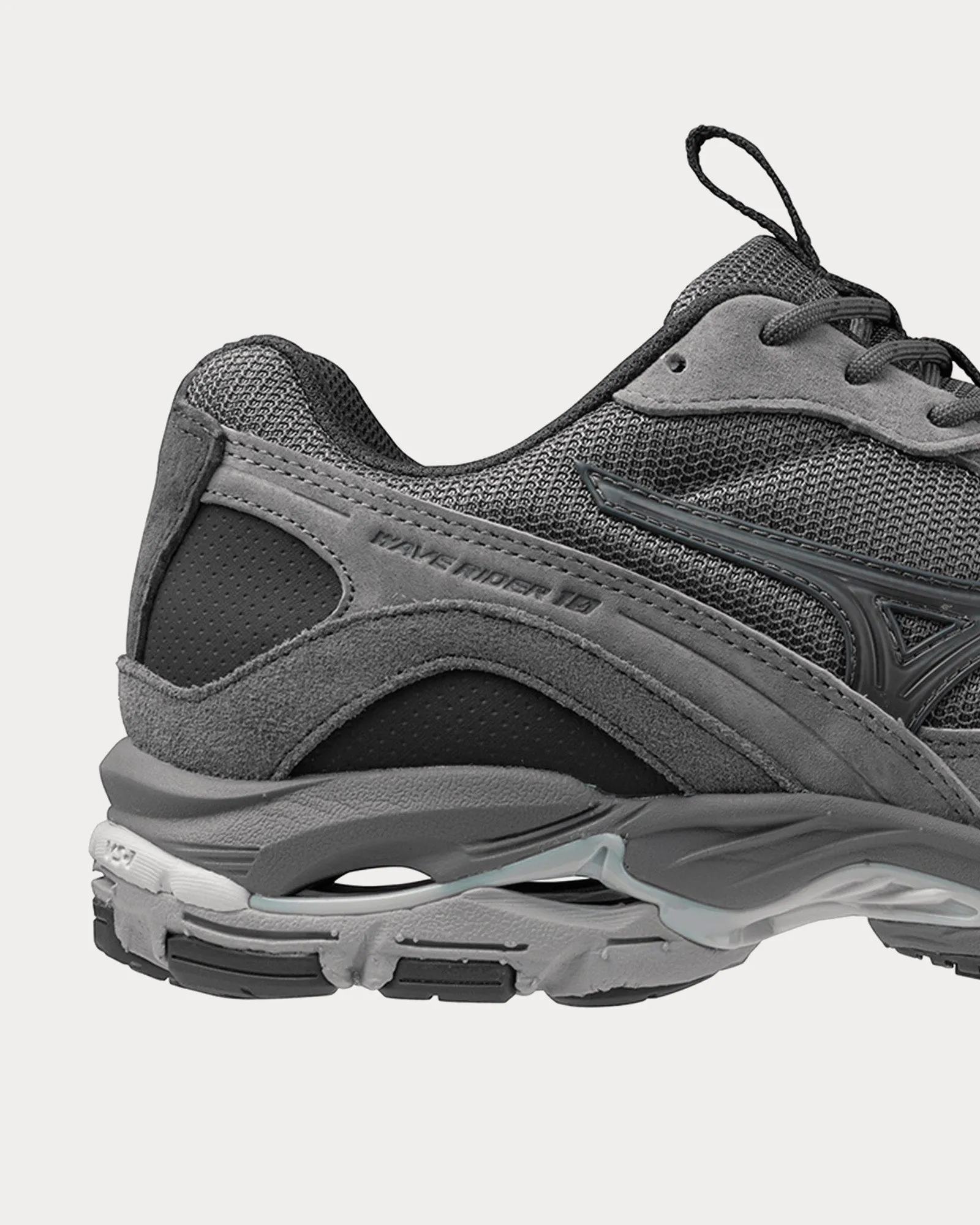 Wave Rider 10 Grey Low Top Sneakers