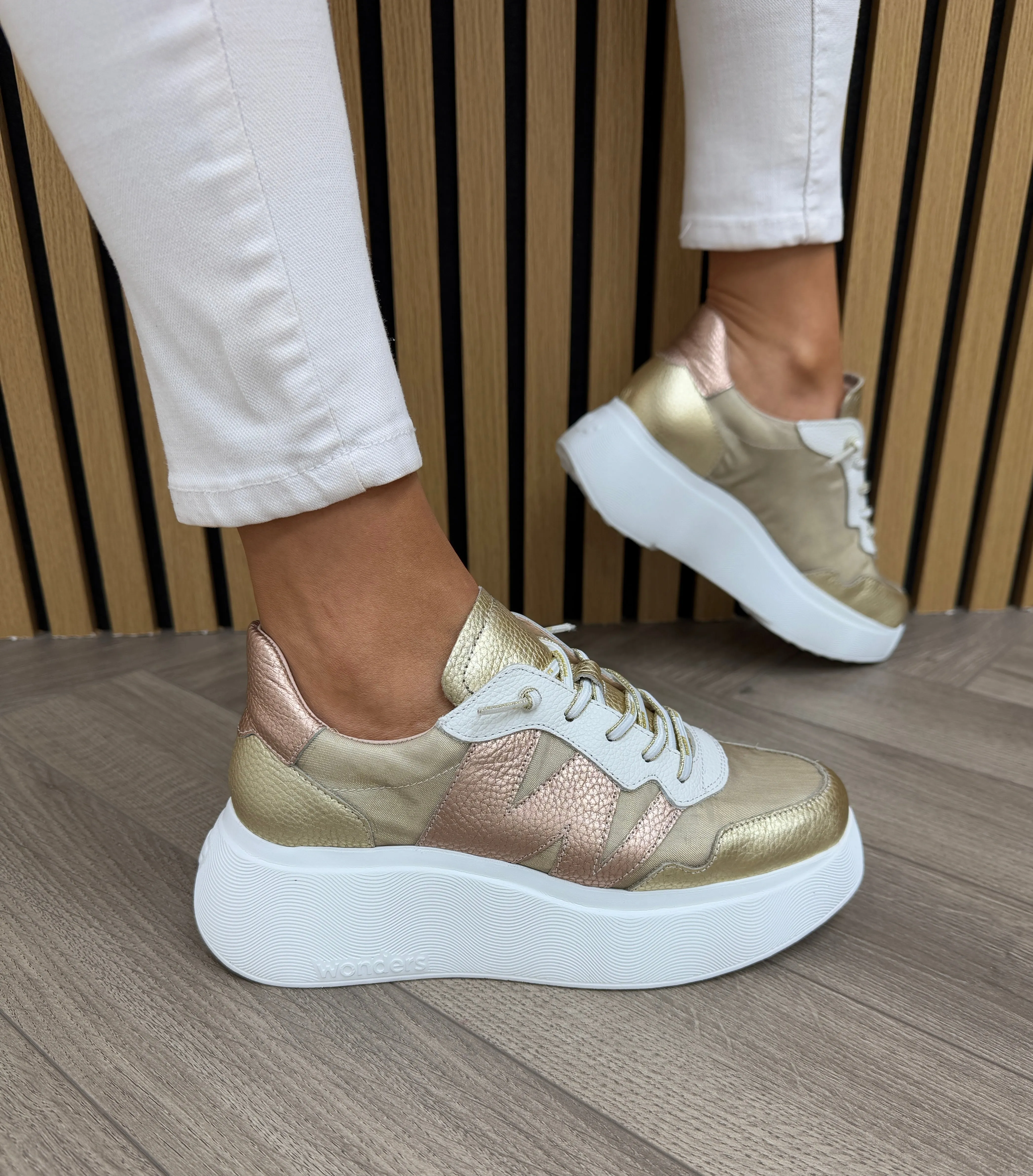 Wonders (SS25) Elevated Trainer with Elastic Laces A-3622 - Max Platino/Meshmetal Oro (W37)