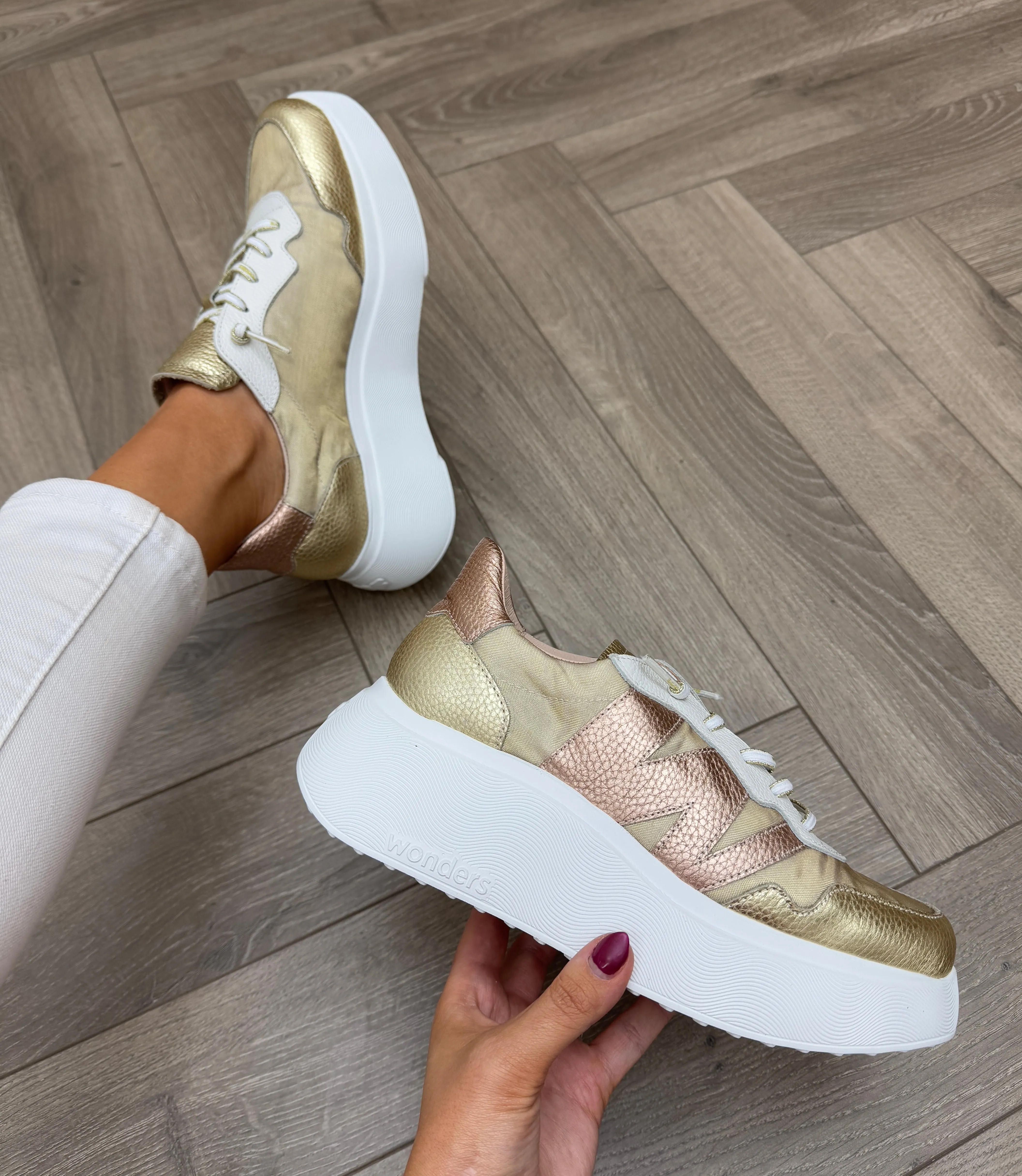 Wonders (SS25) Elevated Trainer with Elastic Laces A-3622 - Max Platino/Meshmetal Oro (W37)