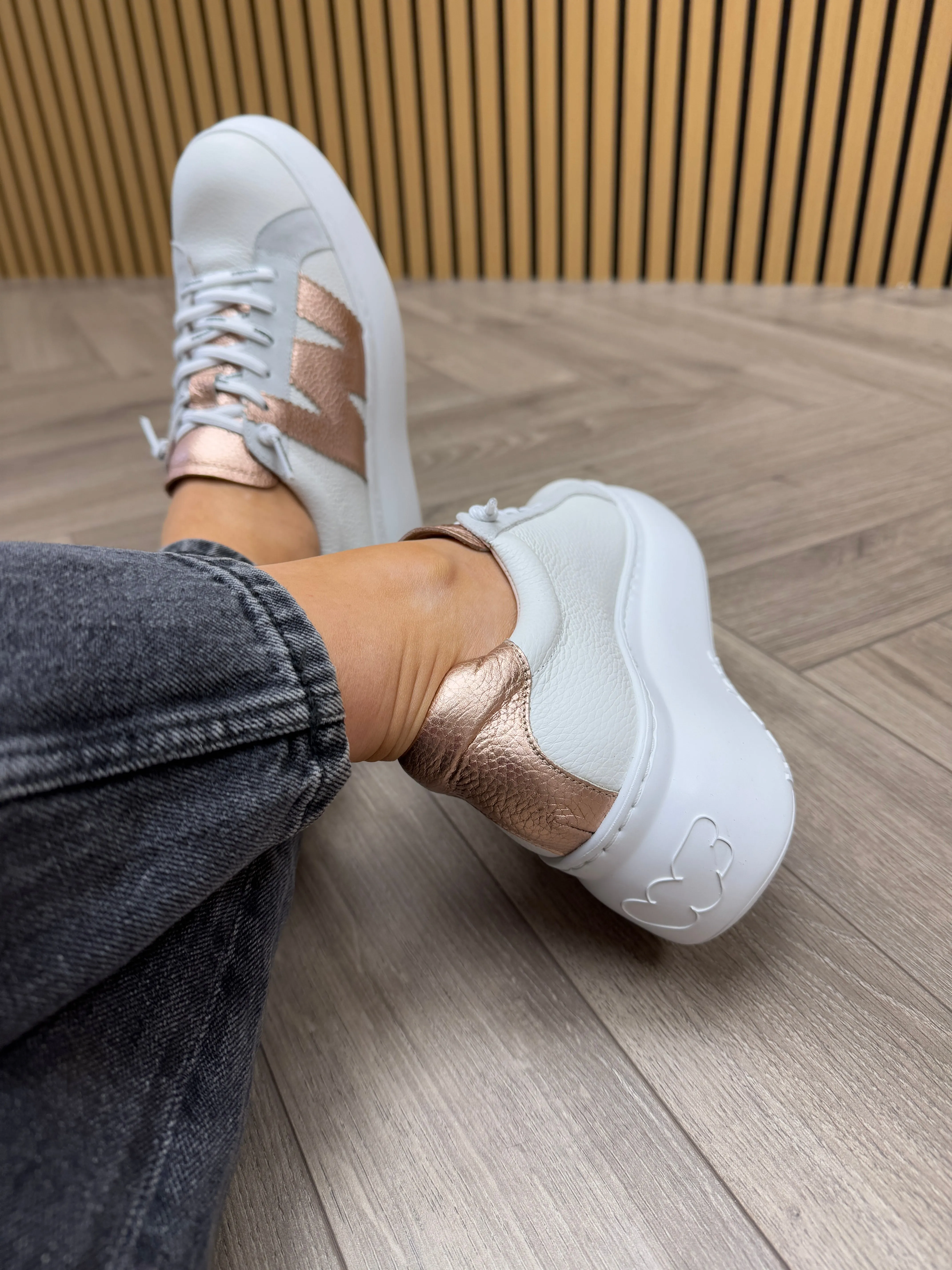 Wonders (SS25) Flatform Trainer with Metallic & Suede A-2670 - Wild Off/Trend Blanco (W20)