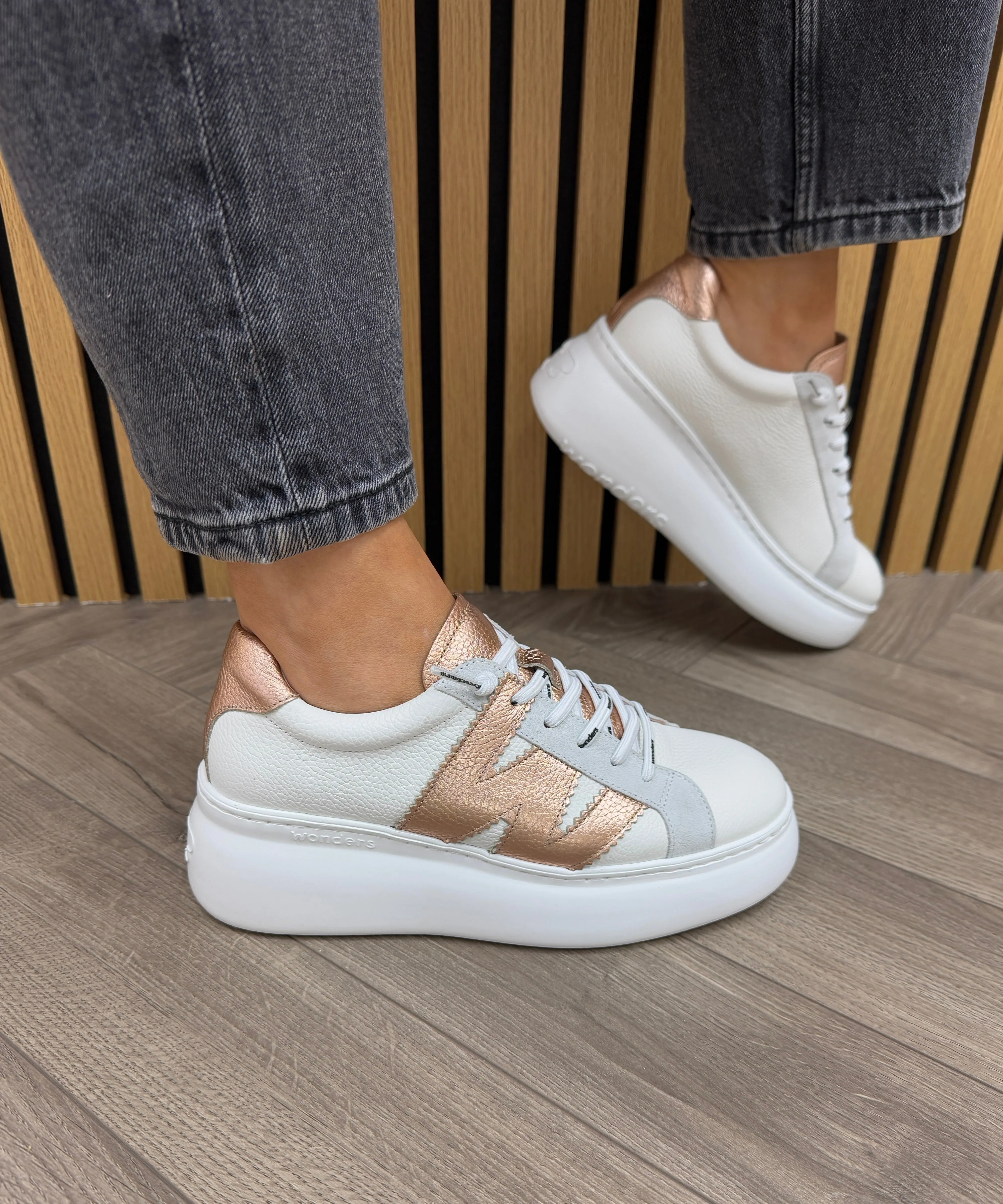 Wonders (SS25) Flatform Trainer with Metallic & Suede A-2670 - Wild Off/Trend Blanco (W20)