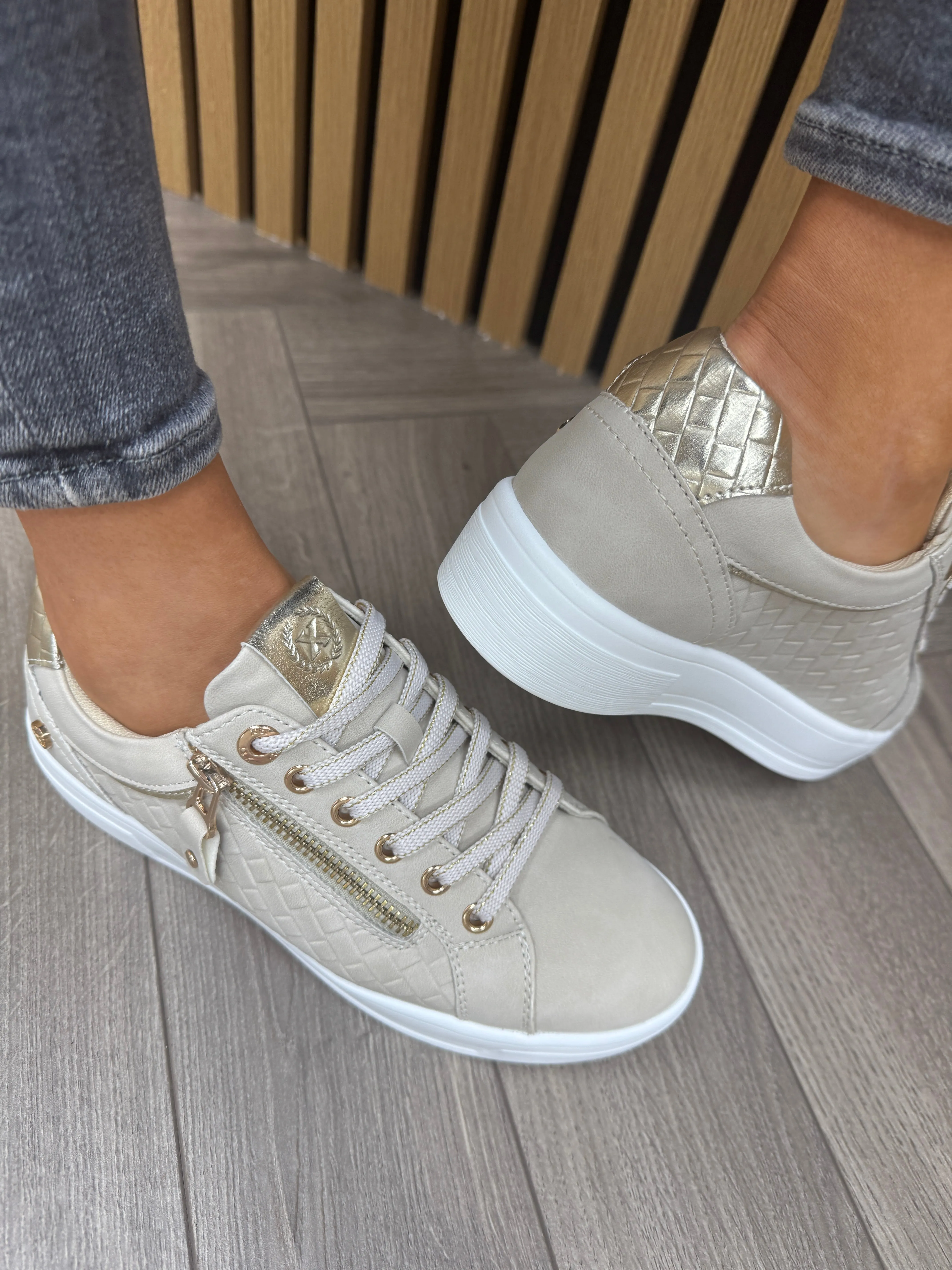 XTI (SS25) Trainer with Side Zip and Gold Detail 143625 - Beige (X2)