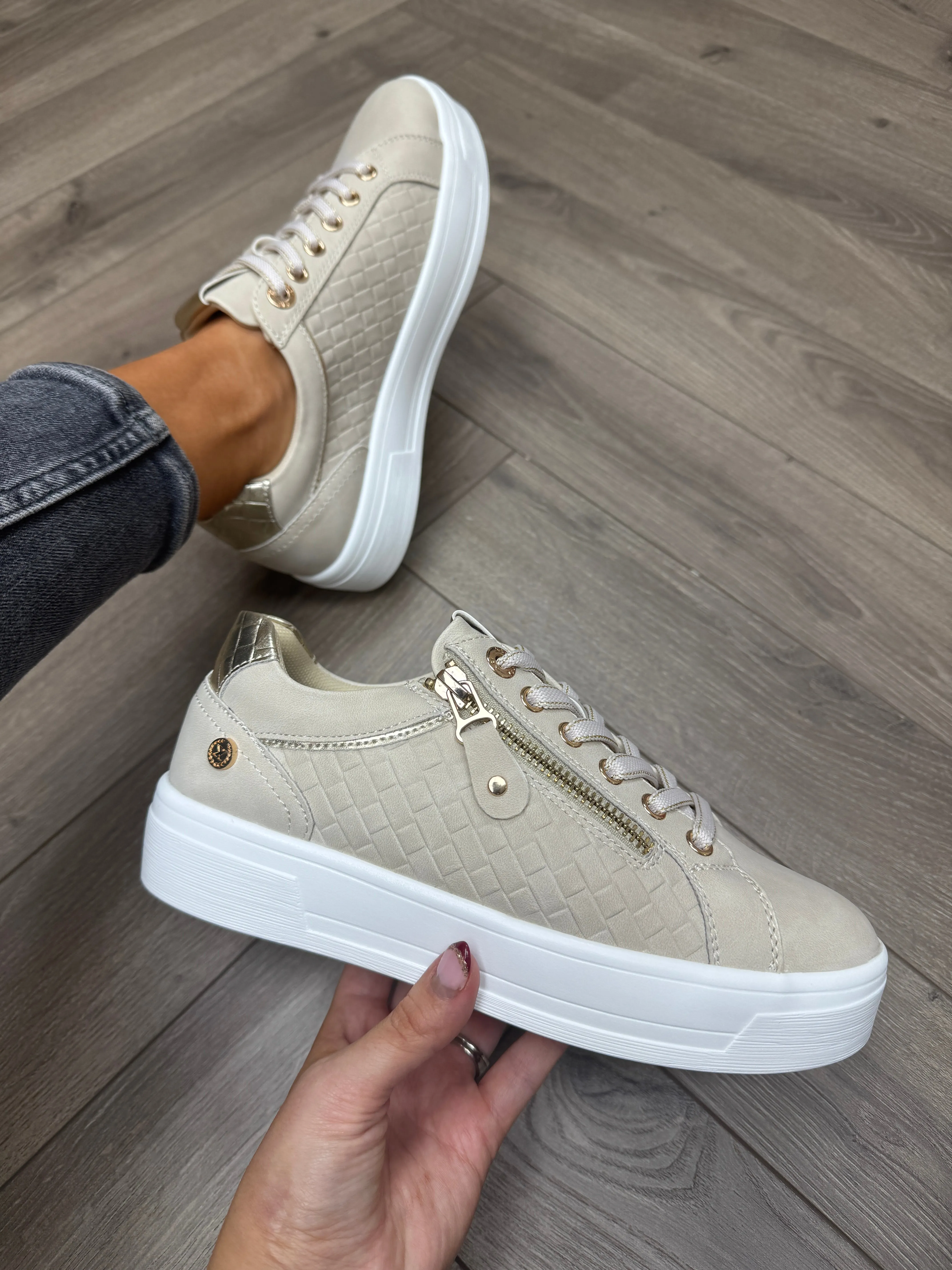XTI (SS25) Trainer with Side Zip and Gold Detail 143625 - Beige (X2)